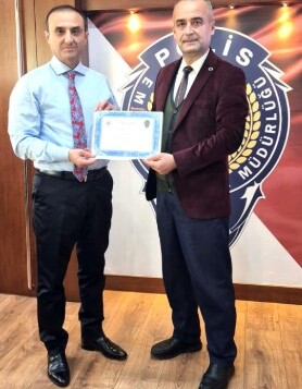 İskenderun İlçe Emniyet Müdürü Nevzat Güneş’ten Araştırmacı yazar Kaan Metin Çelik’e Teşekkür Belgesi